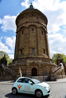 Wasserturm mit Auto